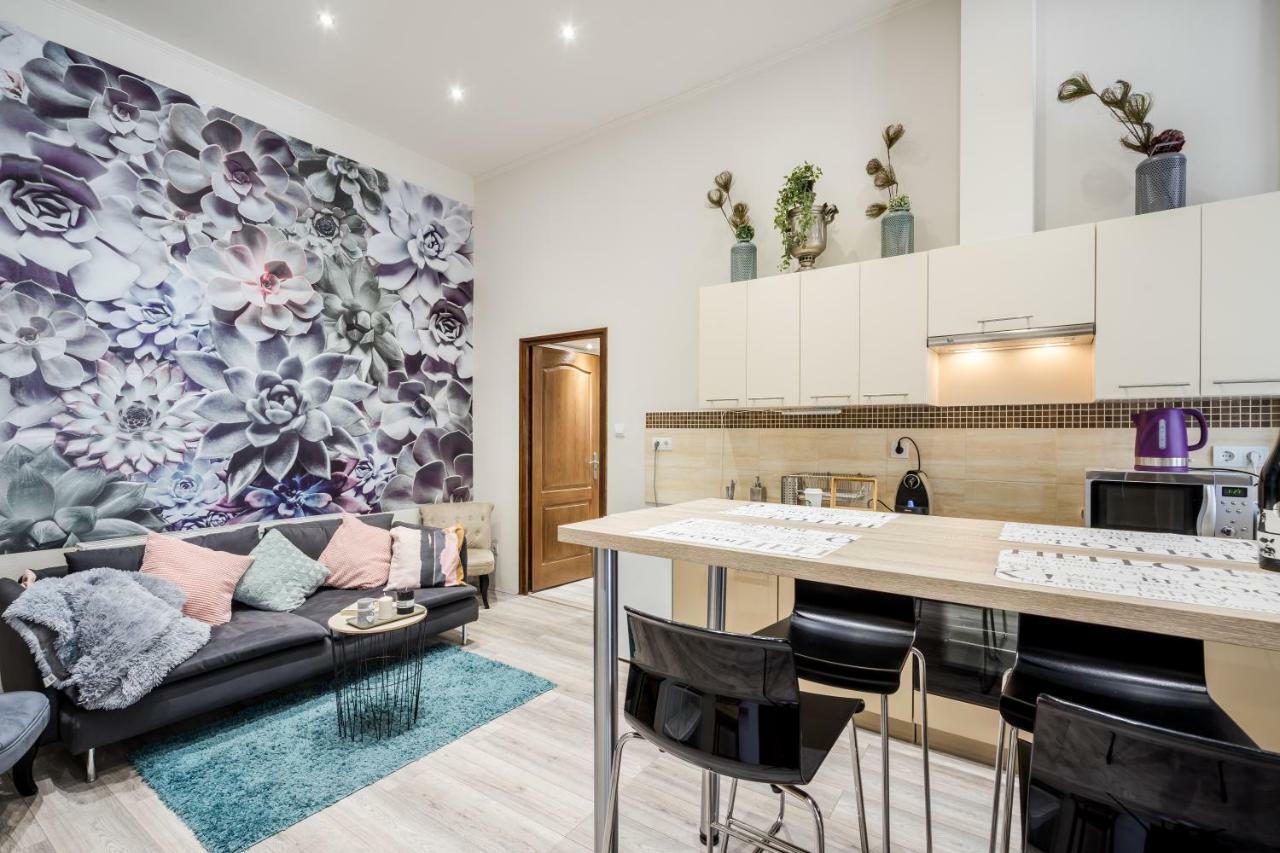 A9 Houseleek Astoria Budapest
