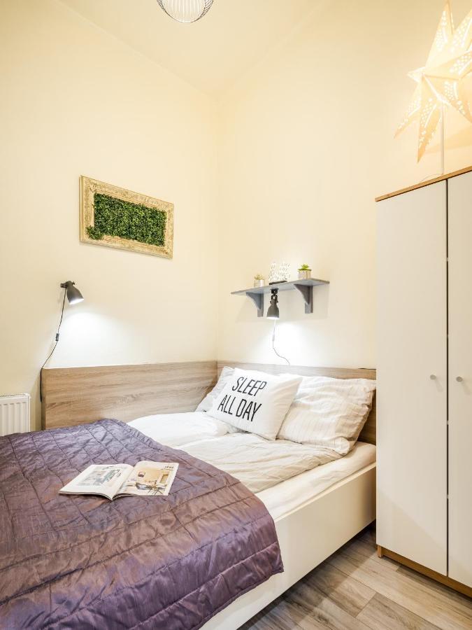 A9 Houseleek Astoria Apartament *